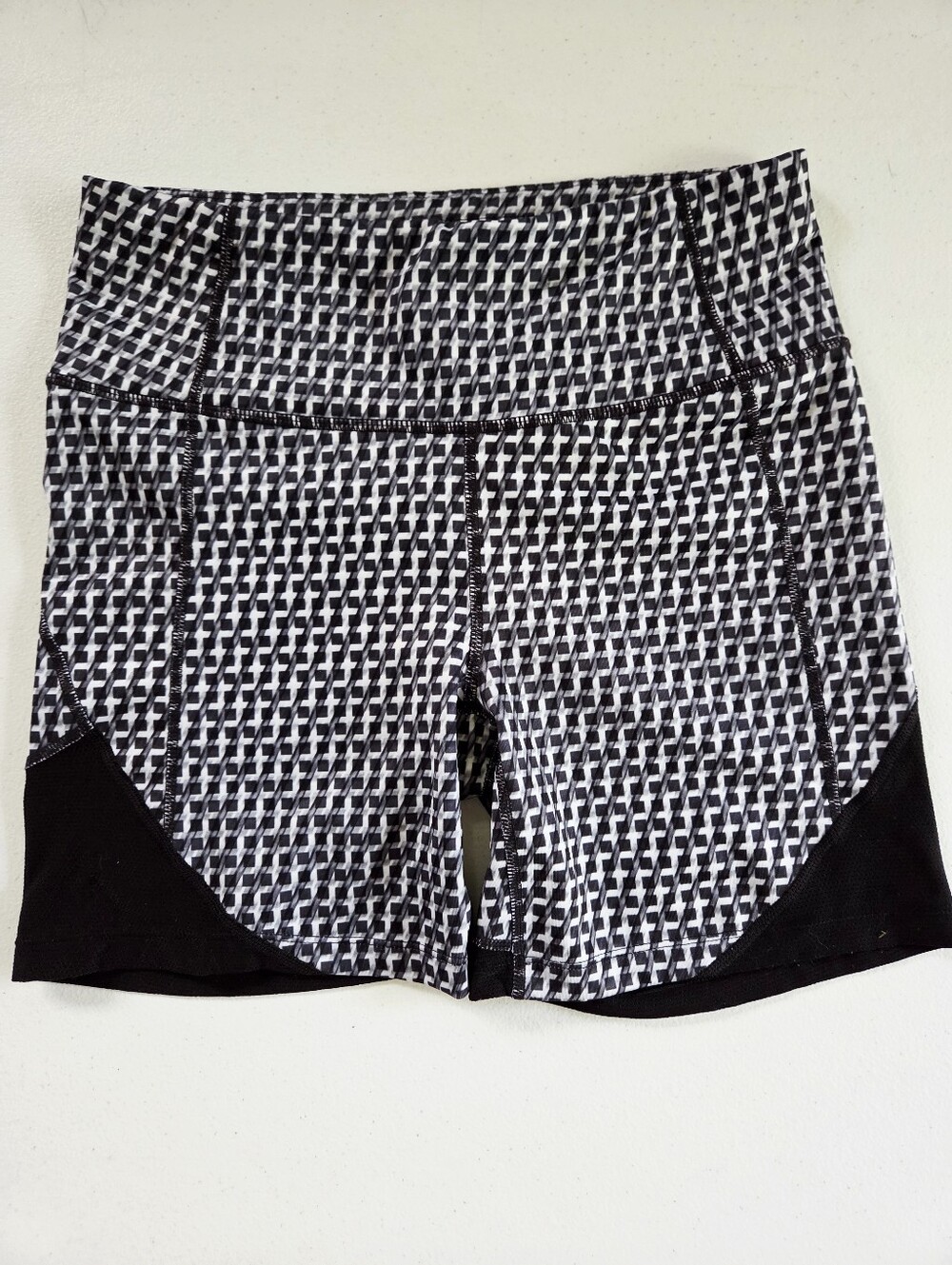 Athleta Vivid Velocity Athletic Compression Shorts - Black/White Geometric Small